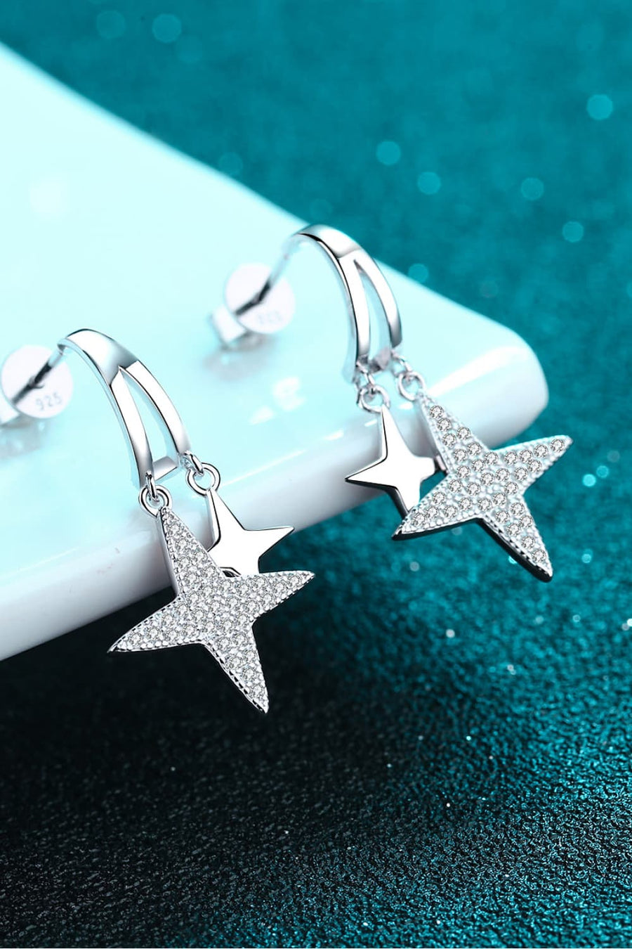 Moissanite Second Star to the Right Rhodium- Plated Drop Earrings

Style: Modern
Material: 925 sterling silver, Rhodium-plated, Moissanite
Care: Avoid wearing during exercise, as sweat will react with the jewelry to produce silverRhodium- Plated Drop Earrings