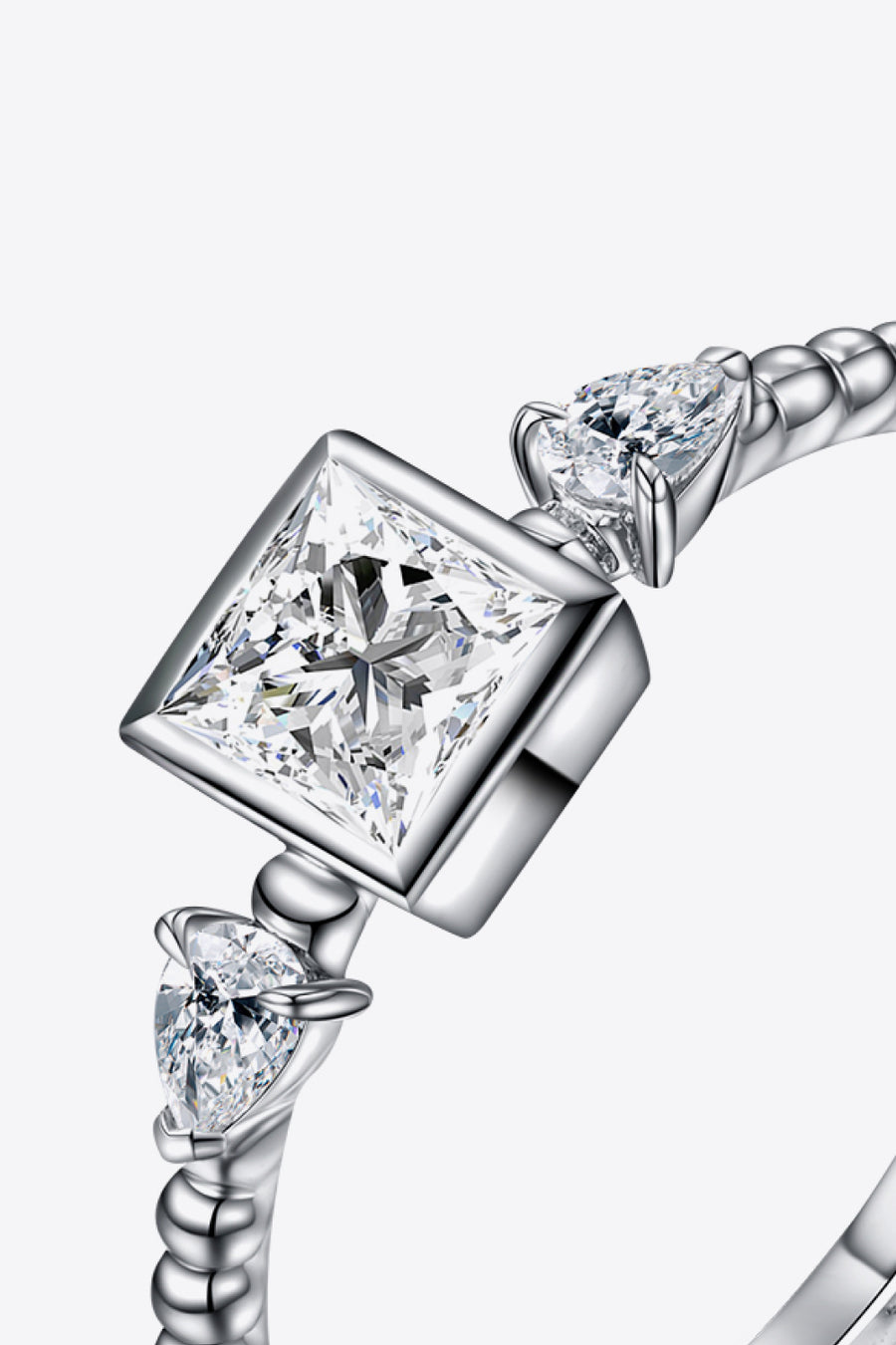 Moissanite Square Shape 925 Sterling Silver RingIncludes:A matching box.No certificate of authenticity and limited warranty card with gemological research association (GRA), because a single moissanite has fewer cMoissanite Square Shape 925 Sterling Silver Ring